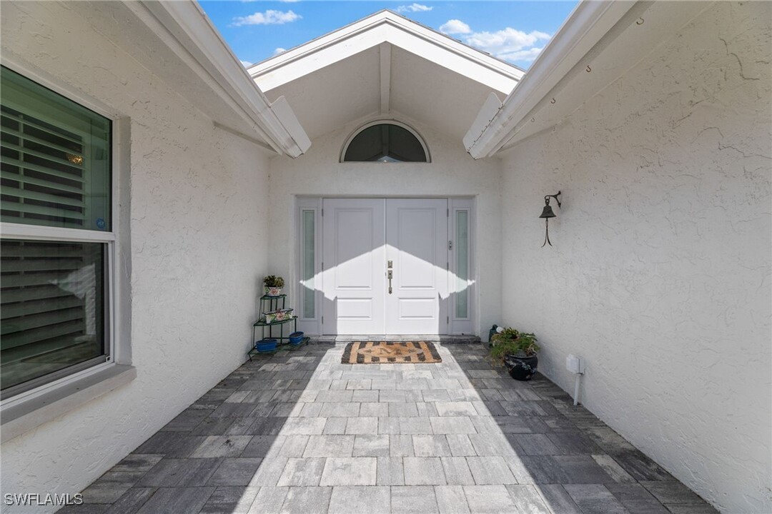 2467 Pinewoods Cir in Naples, FL - Building Photo