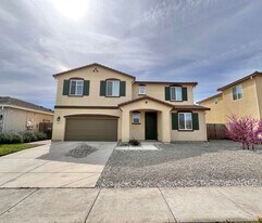 2047 Greenbriar Dr in Los Banos, CA - Building Photo