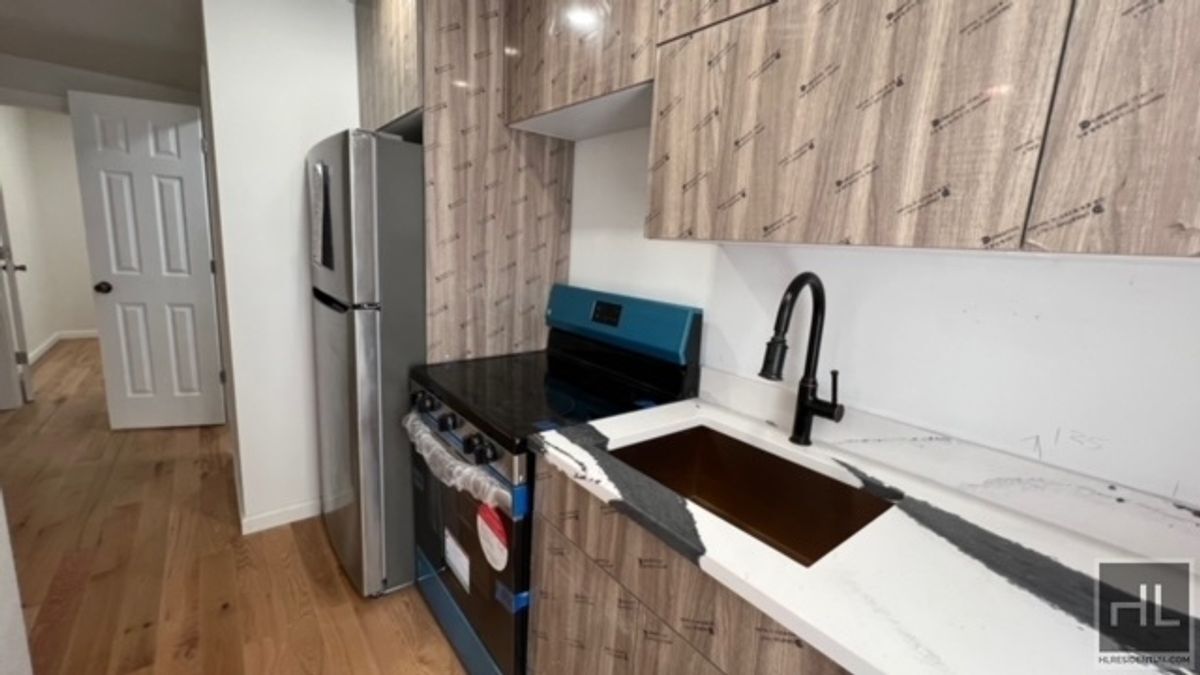 VERY BRIGHT AND COZY 4 BEDROOMS/2 FULL BAT in Brooklyn, NY - Building Photo