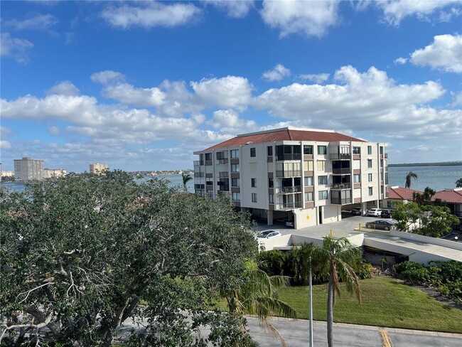 6219 Palma Del Mar Blvd S in St. Petersburg, FL - Foto de edificio - Building Photo