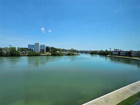 7425 Bay Island Dr S in South Pasadena, FL - Building Photo