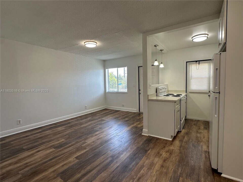 2325 Arthur St in Hollywood, FL - Building Photo