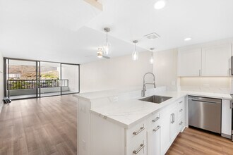 500 Lunalilo Home Rd in Honolulu, HI - Foto de edificio - Building Photo