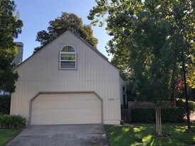 1304 Foothill Dr in Healdsburg, CA - Building Photo