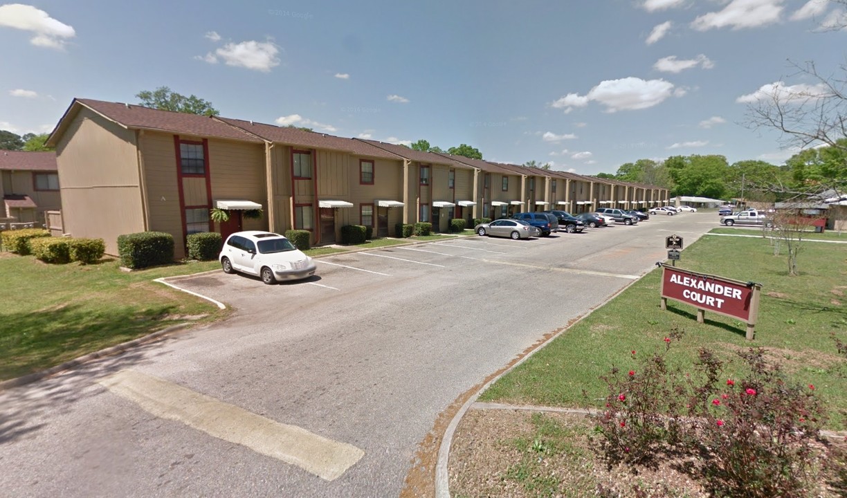 Alexander Court in Dothan, AL - Building Photo