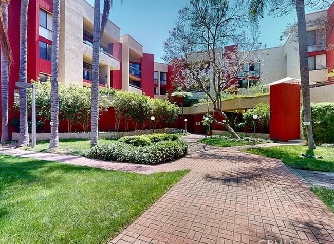 3961 Via Marisol, Unit 104 in Los Angeles, CA - Foto de edificio - Building Photo