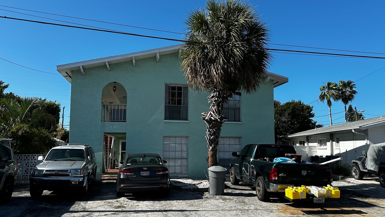 11160 2nd St E in Treasure Island, FL - Foto de edificio