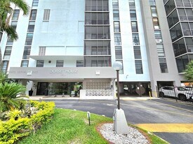 2500 NE 135th St in North Miami, FL - Building Photo