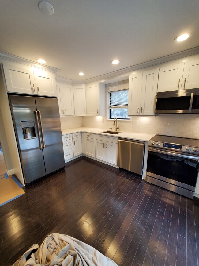 24 Colin Dr in Shirley, NY - Building Photo - Building Photo