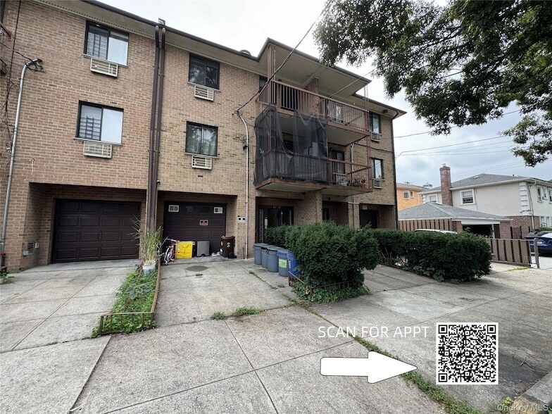 61-39 168th St in Queens, NY - Building Photo