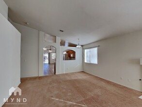 7020 Desert Clover Ct in Las Vegas, NV - Building Photo - Building Photo