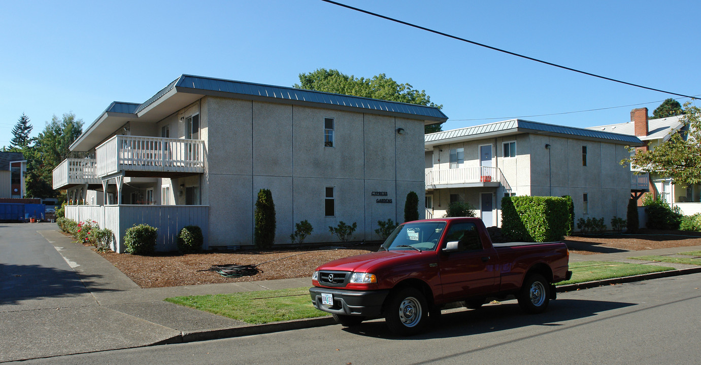 Cypress Gardens in Salem, OR - Foto de edificio