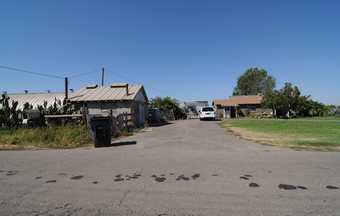 5137 Pleasant Valley in Oakdale, CA - Building Photo