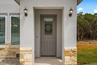 2820 Puter Creek Rd in Spring Branch, TX - Foto de edificio - Building Photo