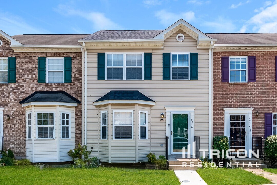 4910 Wallflower Wy in Oxon Hill, MD - Building Photo