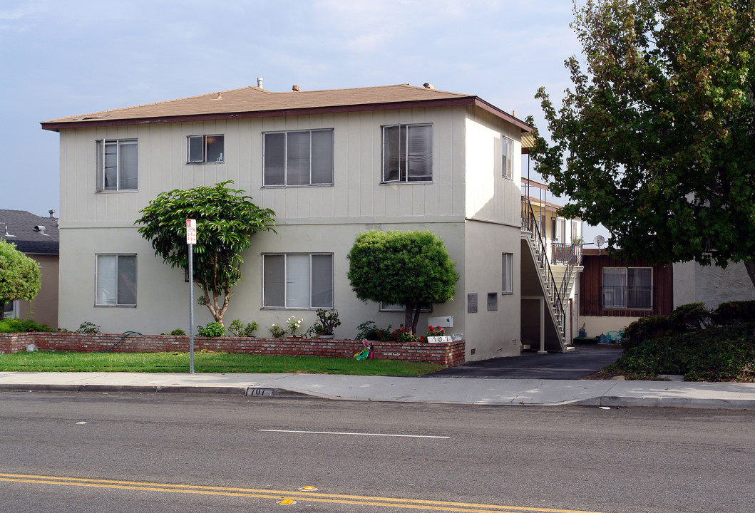 707 E Grand Ave in El Segundo, CA - Foto de edificio