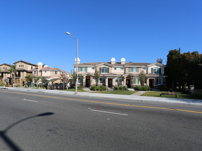 679 N Atlantic Blvd in Alhambra, CA - Foto de edificio - Building Photo