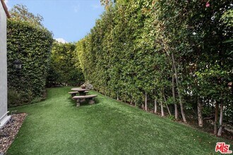 1901 El Cerrito Pl in Los Angeles, CA - Building Photo - Building Photo