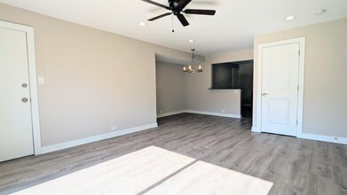 9463 Bay Colony Dr in Des Plaines, IL - Building Photo - Building Photo