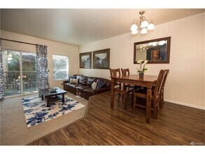 4356 W Lake Sammamish Pkwy SE in Issaquah, WA - Building Photo - Building Photo
