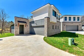 3060 W Crawford St in Denison, TX - Building Photo - Building Photo