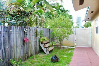 300 SW 8th St in Fort Lauderdale, FL - Building Photo - Building Photo