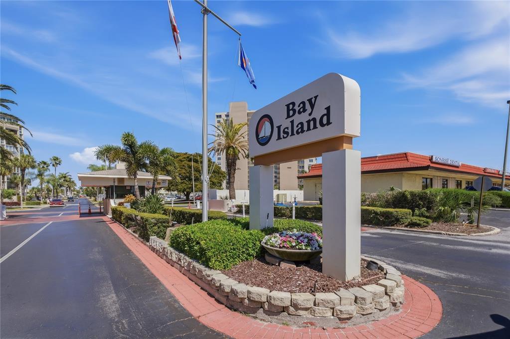 7540 Bay Island Dr S in South Pasadena, FL - Building Photo