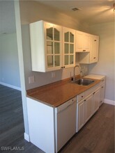 4601 Bayshore Dr in Naples, FL - Foto de edificio - Building Photo