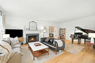 18 Taunton Rd in Scarsdale, NY - Building Photo - Building Photo