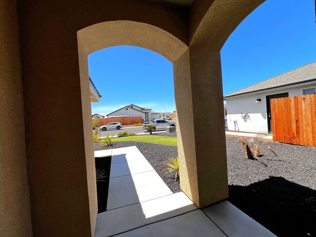 7409 Millers Pt Ln in Bakersfield, CA - Building Photo - Building Photo