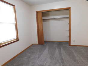 1018 N Jackson St, Unit C in Hutchinson, KS - Foto de edificio - Building Photo