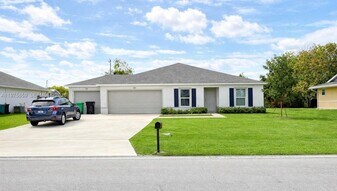 2180 SW Cameo Blvd in Port St. Lucie, FL - Building Photo