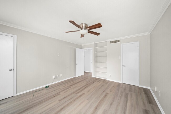 property at 1601 S Shepherd Dr