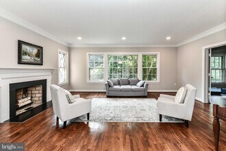 2030 Spring Branch Dr in Vienna, VA - Building Photo - Building Photo