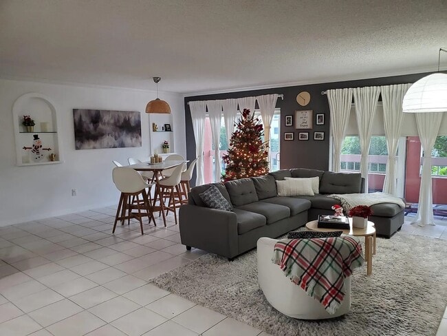 7732 Camino Real, Unit F-319 in Miami, FL - Foto de edificio - Building Photo