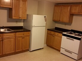 6 Gaugh St in Easthampton, MA - Building Photo