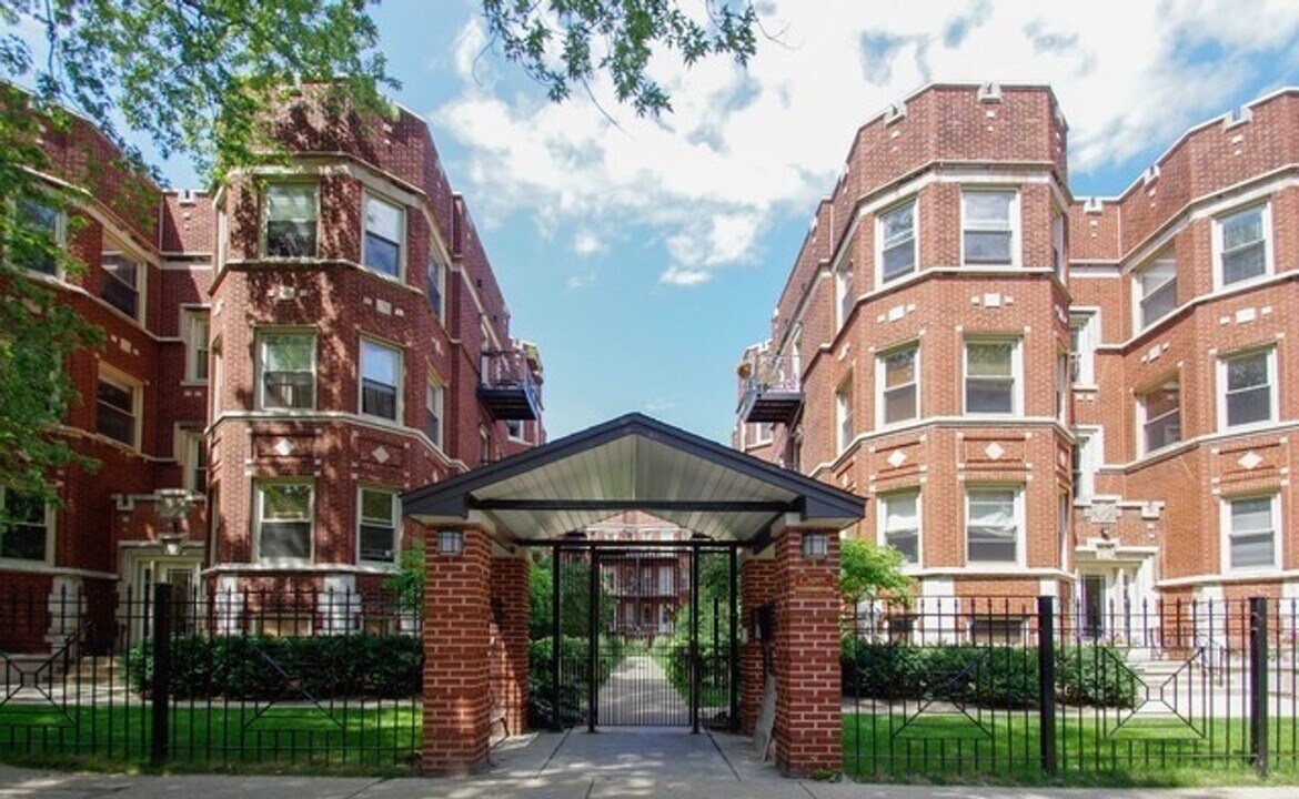 1334 W Greenleaf Ave in Chicago, IL - Building Photo
