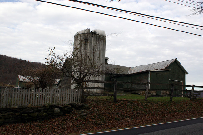 327 S Amenia Rd in Amenia, NY - Foto de edificio - Building Photo