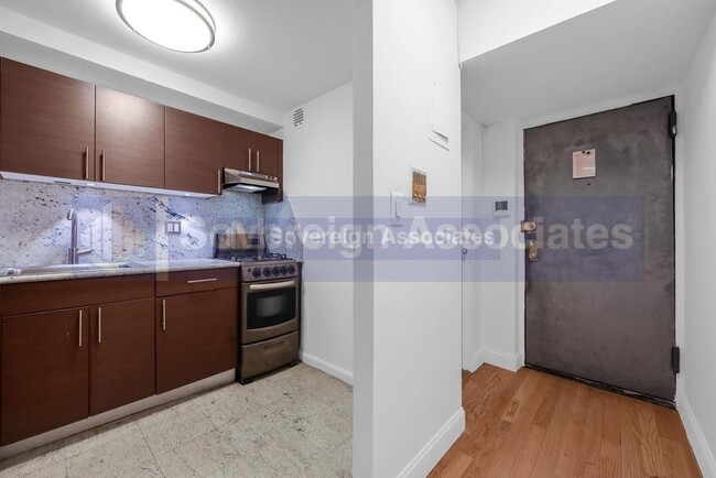 425 E 80th St in New York, NY - Building Photo - Building Photo