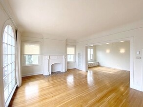 25 Falcon Ave, Unit B in Long Beach, CA - Building Photo - Building Photo