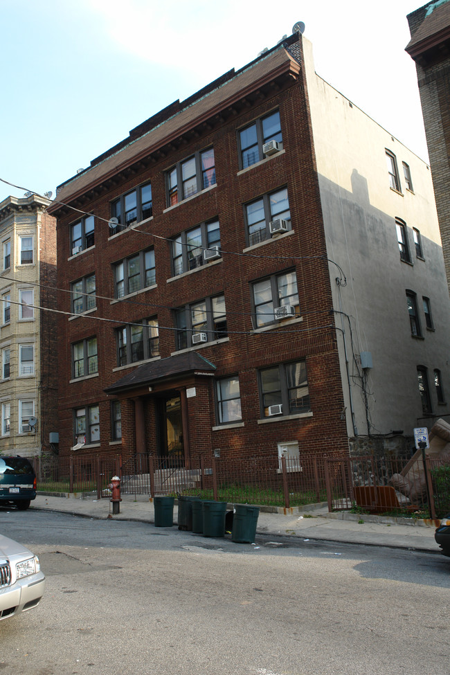 118 Saratoga Ave in Yonkers, NY - Building Photo - Building Photo