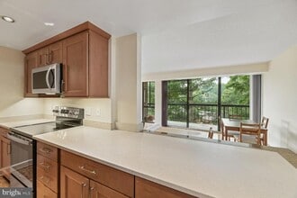 1401 N Rhodes St in Arlington, VA - Building Photo - Building Photo