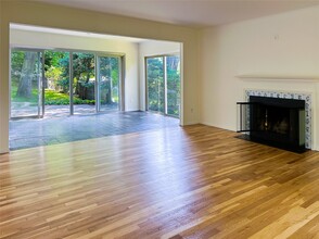 49 Sandy Hill Rd in Oyster Bay, NY - Building Photo - Building Photo