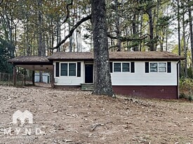 425 Stephenson Rd in Stone Mountain, GA - Building Photo