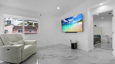 8033 Lake Dr in Doral, FL - Building Photo - Building Photo