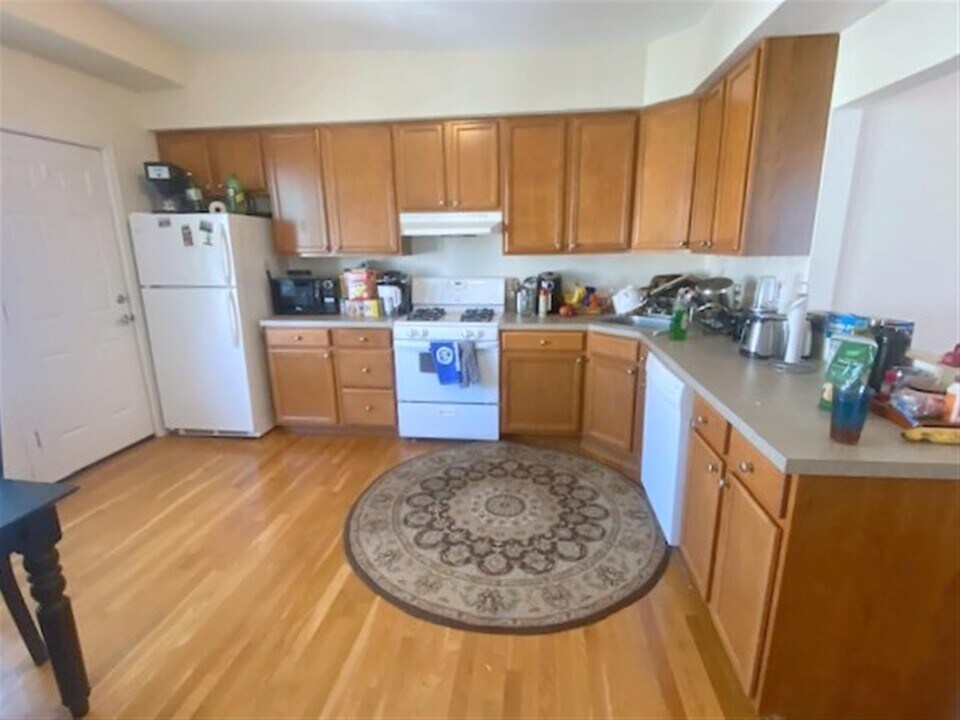 389 Columbia St, Unit 3 in Cambridge, MA - Building Photo