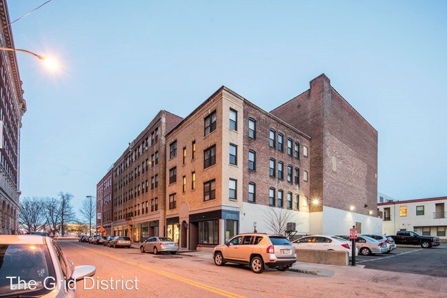 8 Portland St in Worcester, MA - Foto de edificio - Building Photo