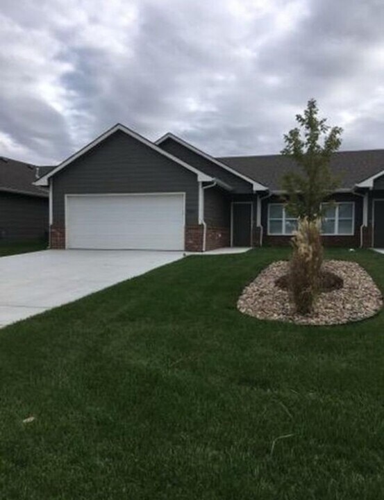 5519-5523 N Edwards Cir in Wichita, KS - Building Photo