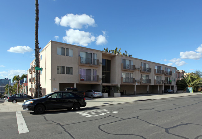 Greenbrier Apartments in San Diego, CA - Building Photo - Building Photo