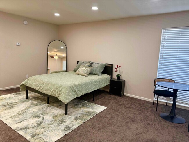 1405 E Vegas Valley Dr in Las Vegas, NV - Building Photo - Building Photo